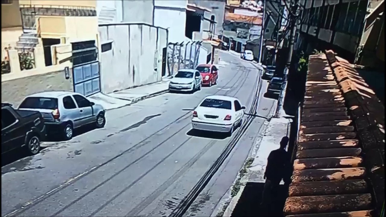 Câmera flagra assalto à luz do dia em Vitória