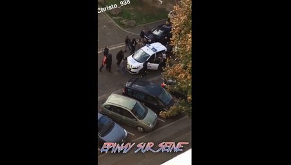 Des policiers provoquent des jeunes à Épinay-sur-Seine.