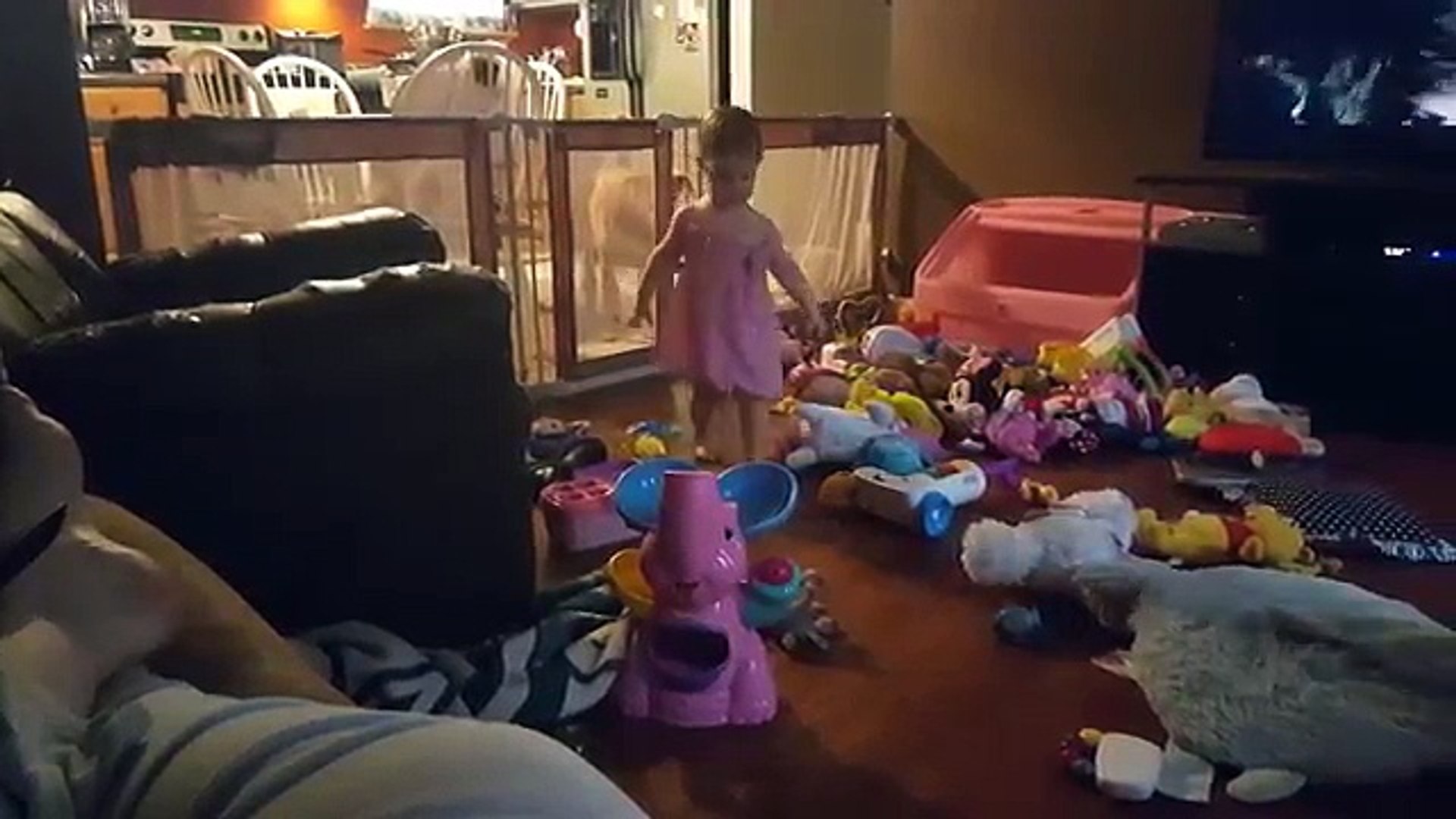 her diaper off Toddler Takes Off Diaper (Day 361- July 27th new) – Видео Dailymotion