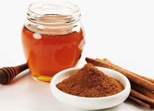 هذا ما يحدث لجسمك عند تناول العسل والقرفة قبل النوم مباشرة
