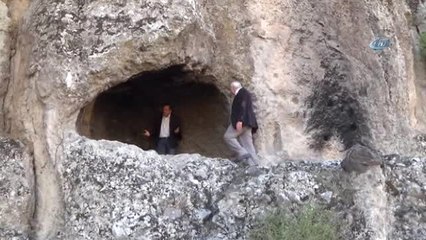 Uşak'ta Ki 7 Bin Yıllık Kaya Mezar ve Evler Yetkililerden İlgi Bekliyor