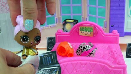 LOL Surprise Big & Lil Sisters Bed Time Night Routine - Take Bath, Pee, Brush Teeth