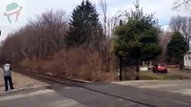 Auto colpita da treno in corsa
