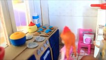 FROZEN Queen Elsa and Princess Anna BAKING BABYSITTING Story