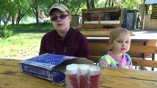 Надуваем ЦВЕТНЫЕ мыльные пузыри Развлечение для детей в Саду Победы COLORED bubbles Entertainment