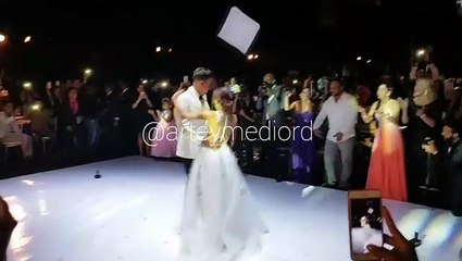 Bailan los novios en la Boda del Pueblo