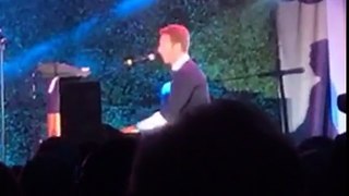 Chris Martin sings about Julia Roberts at amfARLosAngeles