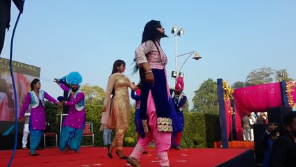 Bhangra Video of Most Beautiful Dancer Miss Riya on Stage __ Bhangra 2017