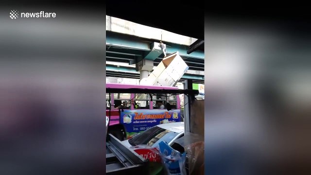 Truck driver uses hydraulic lift to rescue kitten stuck under bridge