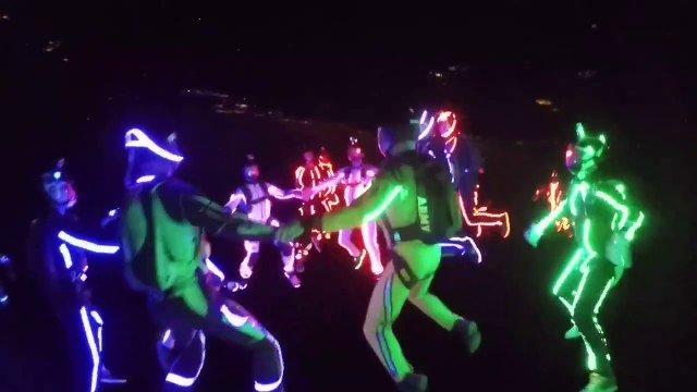 Ils sautent en parachute de nuit avec des combinaisons LED. Résultat bluffant