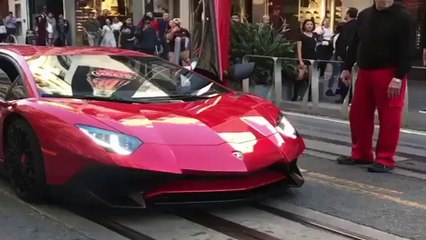 Instant Karma pour un mec qui court sur une Lamborghini Aventador SV