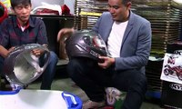 Modifikasi Helm Custom dengan Grafis Anti-Air