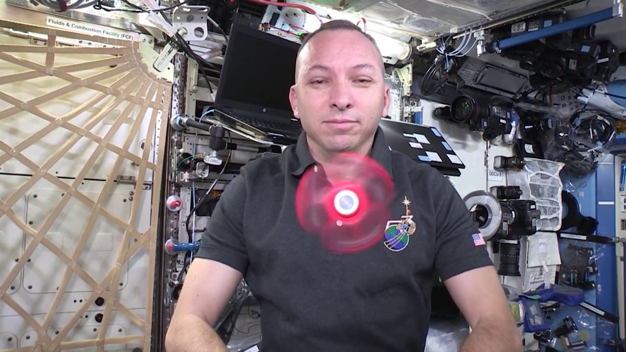 Ce Fidget spinner tourne dans l'espace.. sans fin !!! Station spatiale Internationale