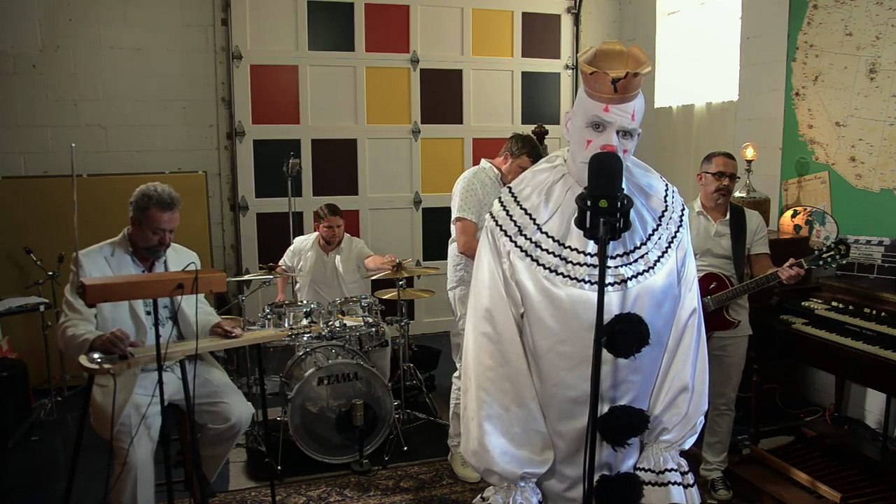 The Sound Of Silence chanté par.. un clown blanc triste !! Simon & Garfunkel