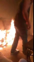 En colère elle fout le feu à son canapé... LA FOLLE !