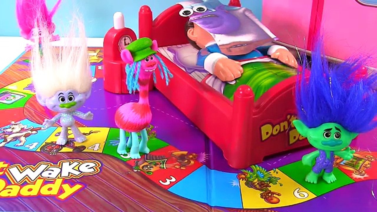 DONT WAKE THE CHEF! Trolls Movie Poppy Branch Try to Get Toys Dont Wake Daddy Family Game
