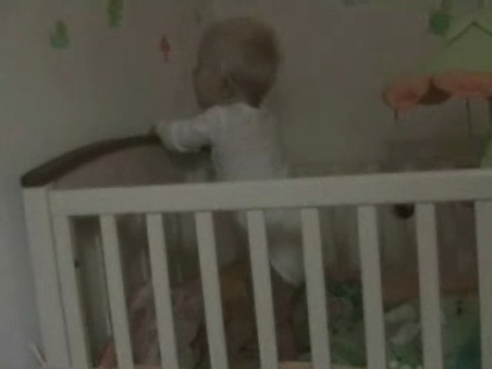 Lucas debout dans son lit