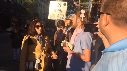 Il jette des centaines de billets d'1$ au milieu d'une intersection routière !