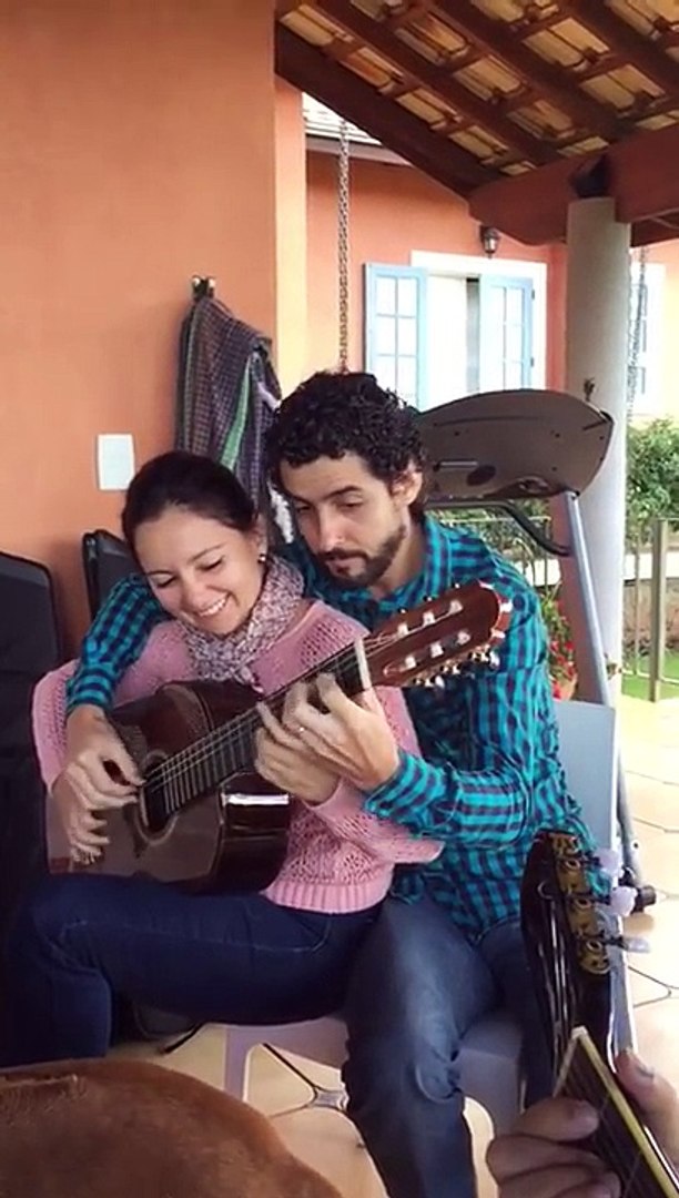 Ce couple joue sur une guitare avec leurs 4 mains !! - Vidéo Dailymotion