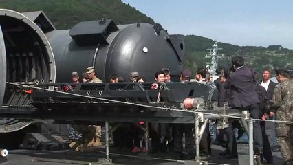 송영무, 국방위원들과 美 핵 잠수함 견학 / YTN