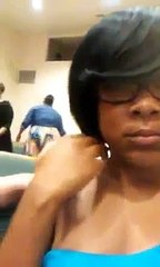 Nëna e nervozuar sulmon pastorin e martuar në kishë para qindra besimtarëve: Ke fjetur me bijën time