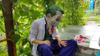 Человек паук против Джокера. Укол у доктора. Супергерои в реальной жизни. Мультик на русском.