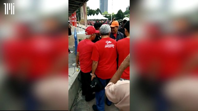 Mat Sabu swarmed by fans and reporters