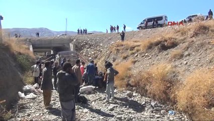 Hakkari Yüksekova'da Kaçakları Taşıyan Kamyonet Şarampole Yuvarlandı: 66 Yaralı