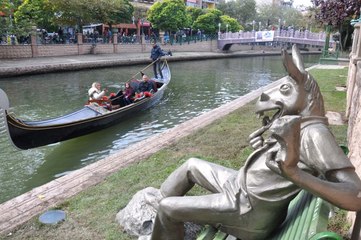 Büyükerşen'den Çevreyi Kirletenlere 'Çekirdek Çitleyen Eşek'le Gönderme