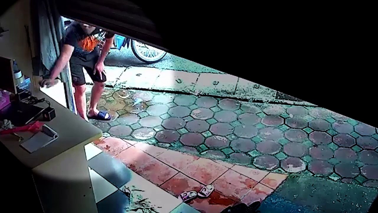 Chỉ cần 30s sơ hở, tên trộm đã cuỗm mất chiếc laptop để trước cửa