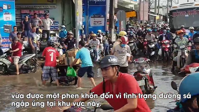 Cảnh sát giao thông không ngại lội nước, điều xe công vụ giúp dân vượt đường ngập