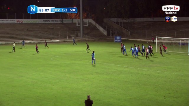 Oh quelle occasion?! La tête passe au dessus des buts.