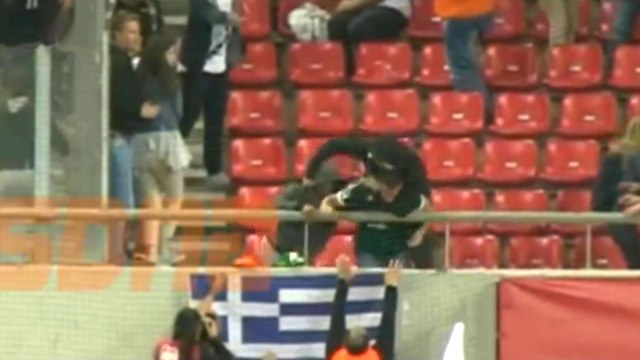 Un supporteur porte le mauvais maillot