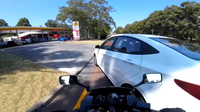 Un voiture coupe la route d'un motard