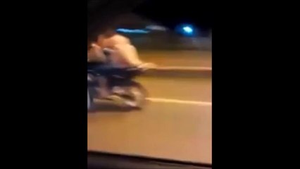 Mais que fait ce couple sur cette moto... Coquins!!!