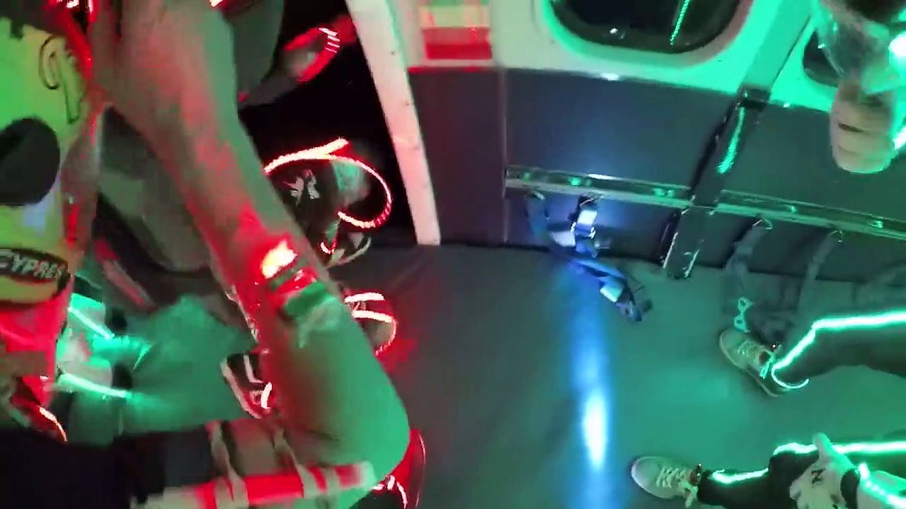 Des parachutistes sautent avec des combinaisons LED !