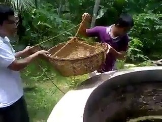 Vidéo du jour : ils tentent de sauver un chat tombé dans un puits. Apeuré, la réaction du matou est tout simplement ahur
