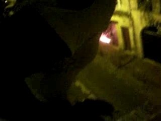 gary pisse depuis le balcon