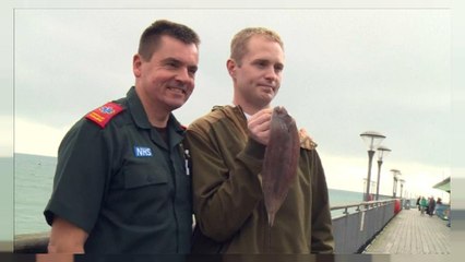 سمكة تقفز في حلق صائدها وتكاد تفتك به