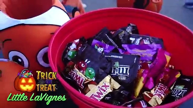 HALLOWEEN Trick or Treat Kids Candy Surprise Toys Spider Prank Halloween Candy Haul TWIN Policeman