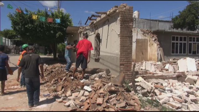 Inmigrantes centroamericanos ayudan a reconstrucción de casas en México