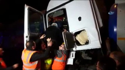 Tem Otoyolunda Tanker Tıra Arkadan Çarptı: 1 Yaralı