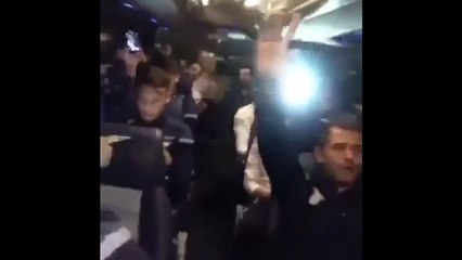 Video herunterladen: JUVENTUS LAZIO, I GIOCATORI DELLA LAZIO CANTANO L'INNO SUL PULLMAN