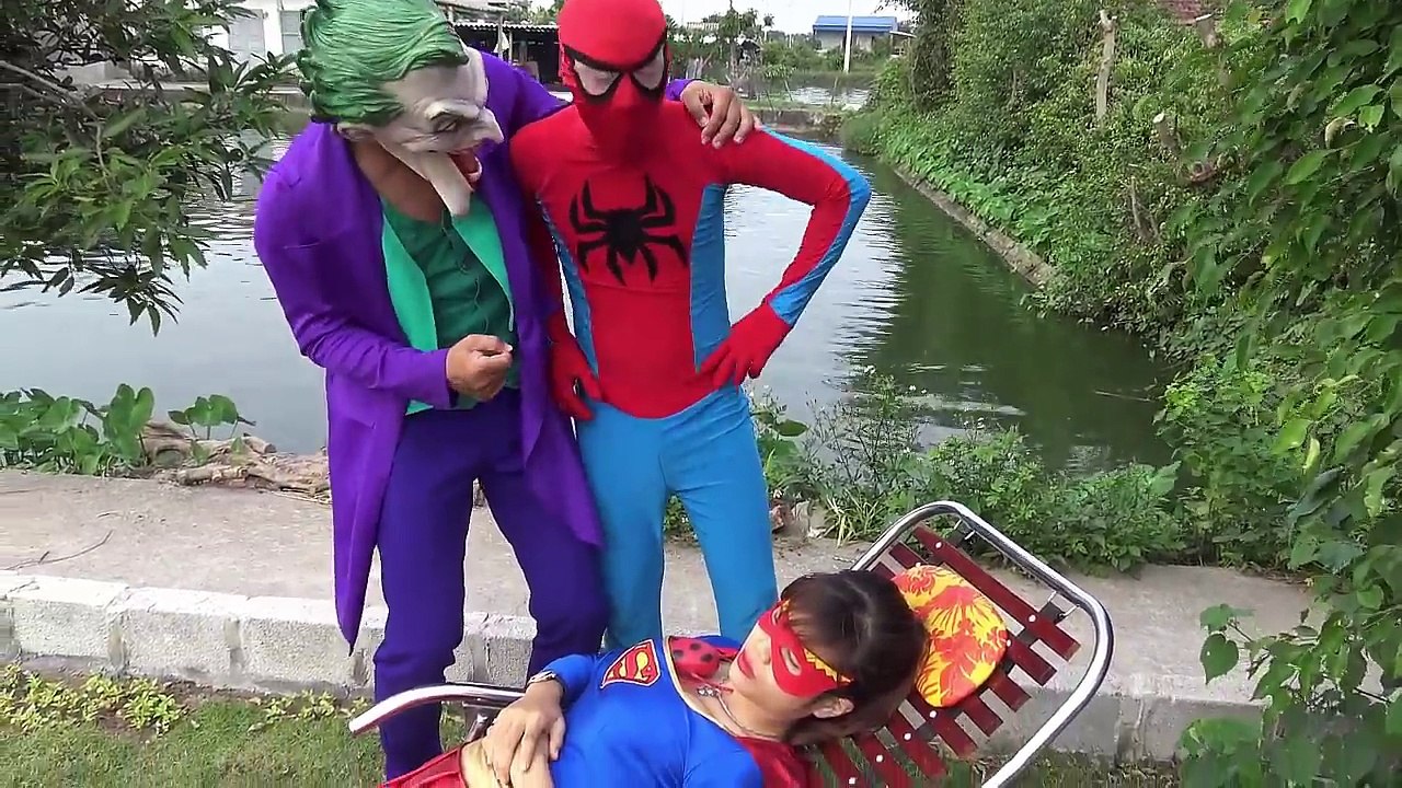 джокер входит в паховой Эльза! Человек паук видео смешной в реальной жизни ПРИКОЛЫ ДЛЯ ДЕТЕЙ