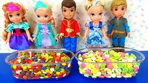 Frozen Elsa y Anna reto chuches gummy challenge vs. el Príncipe y Christoff Historias con muñecas