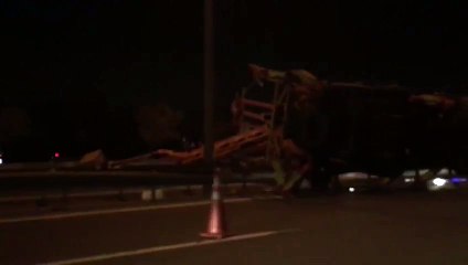 Bağcılar'da Feci Kaza! İş Makinesı Devrildi