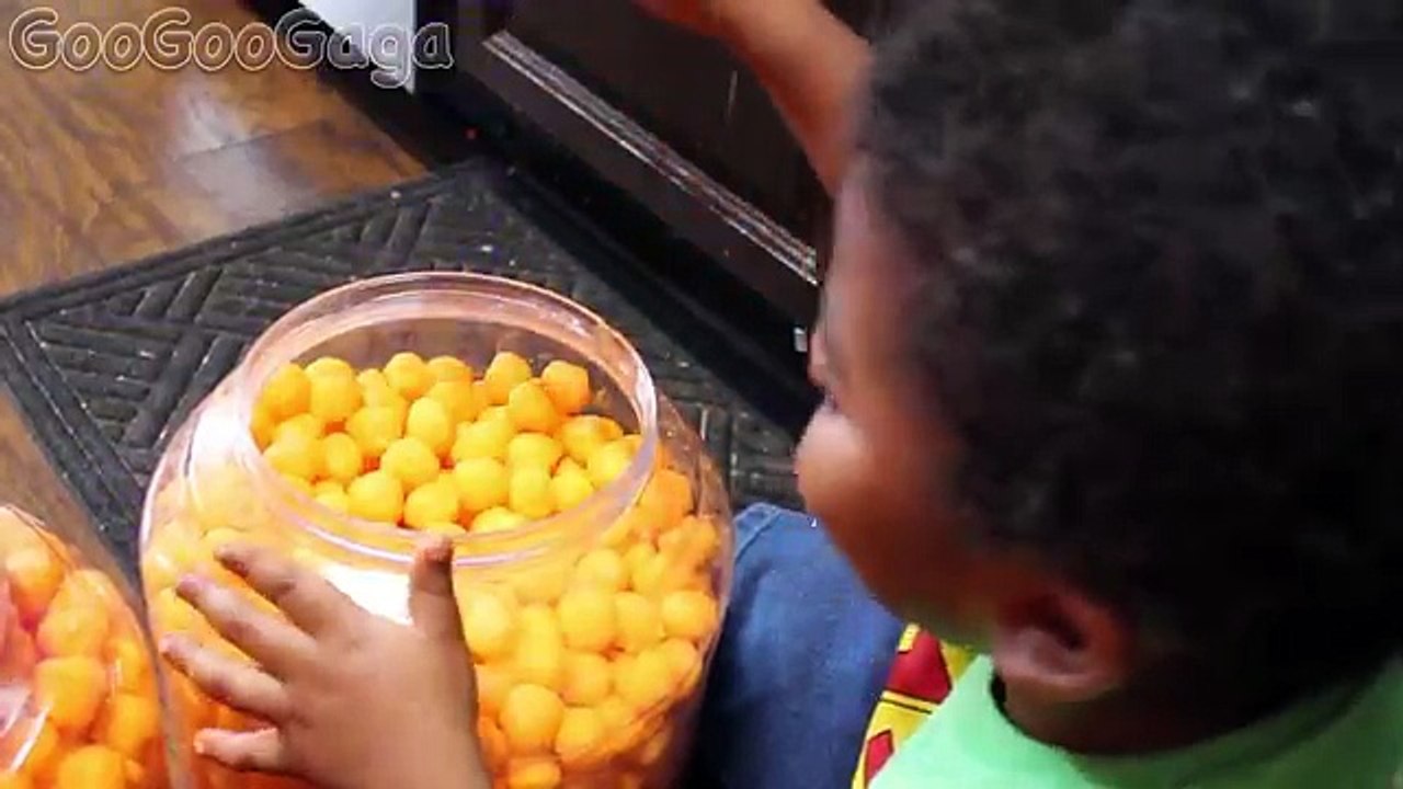 CHEESEBALL BATH NERF WAR PRANK CHALLENGE! GOO GOO BABY VS MOM FOR KIDS PRETEND PLAY GOO GOO GAGA