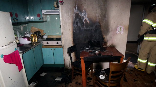 김해 아파트에서 불...주민 백여 명 대피 / YTN