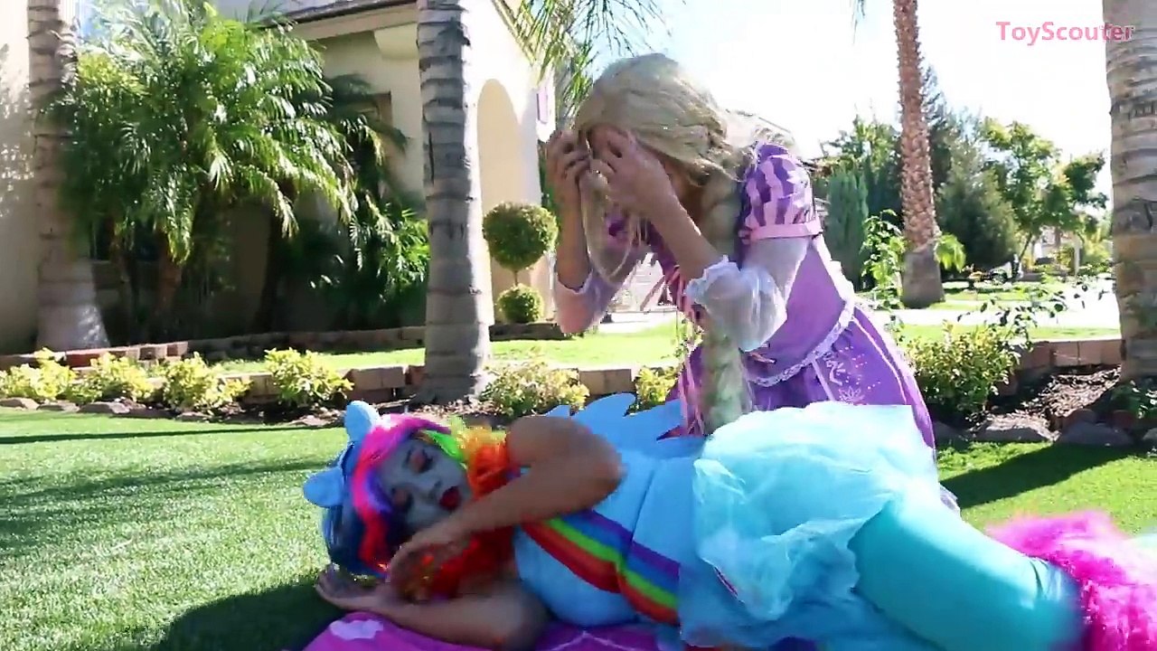 Spidergirl Turns Into RAINBOW DASH! w/ Princess Rapunzel, The Witch & Peppa Pig in Real Life