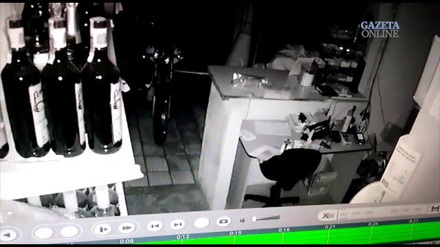 Homem invade loja trajando apenas cueca